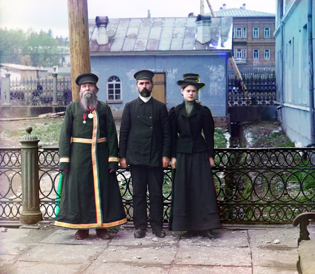 Tres generaciones: A.P. Kalganov con su hijo y nieta posando al aire libre en la planta de armas de Zlatoust; los dos últimos trabajan en los talleres de la planta, Imperio Ruso, 1910 de Sergey Prokudin Gorsky