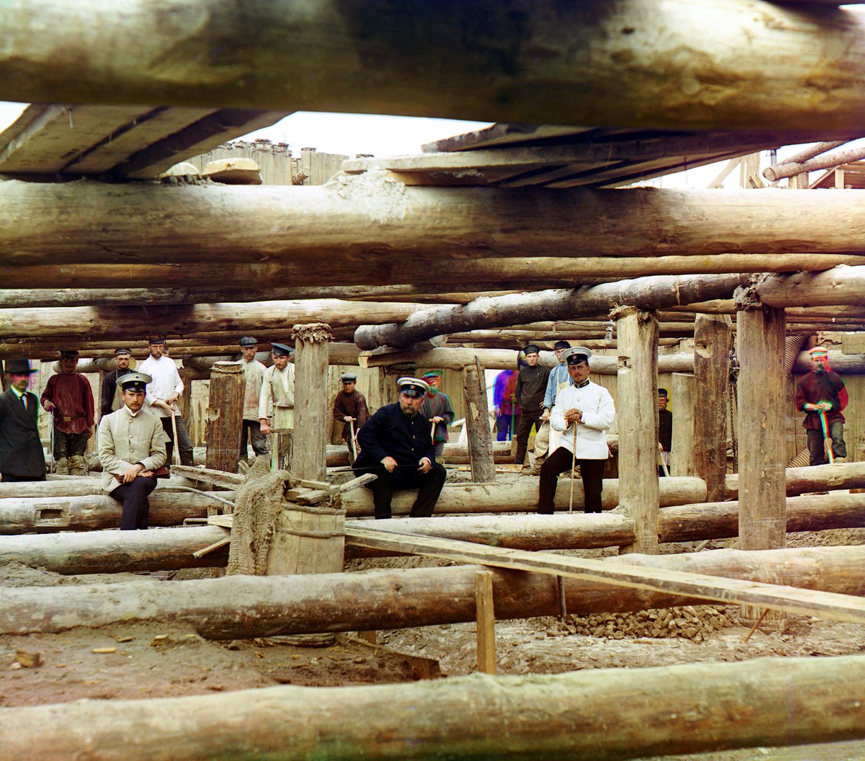 Trabajadores y supervisores posando para una fotografía durante los preparativos para verter cemento en la base de la presa de compuerta a través del río Oka, cerca de Beloomut, Imperio Ruso, 1912 de Sergey Prokudin Gorsky