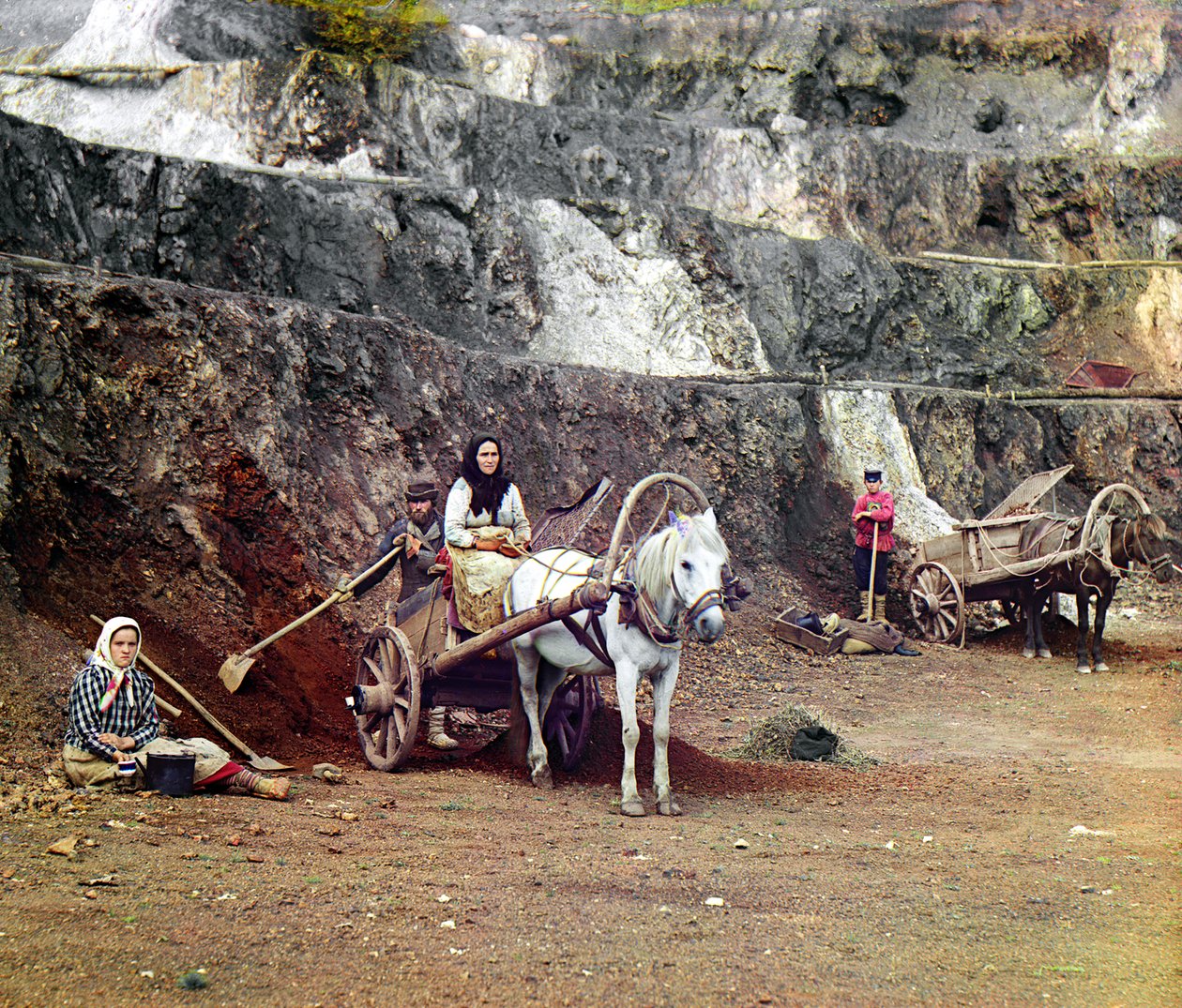 Trabajo en la mina de Bakalskii: una familia, con palas y carros tirados por caballos, trabajando en las minas de hierro en las colinas de Bakaly, Montes Urales, Imperio Ruso, 1910 de Sergey Prokudin Gorsky