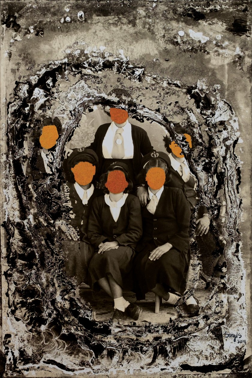 día de la graduación, 2019 (técnica mixta) de Sergis Adamos