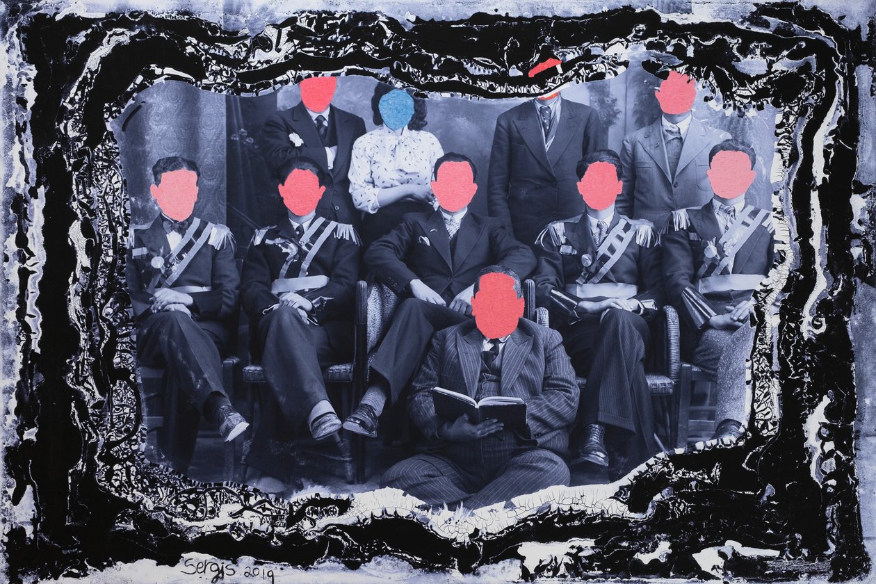 uncomon gathering of free maisons, 2019 (técnica mixta) de Sergis Adamos