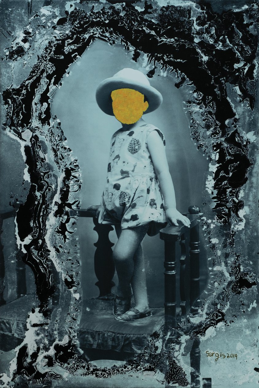 chica joven posando sola, 2019 (técnica mixta) de Sergis Adamos