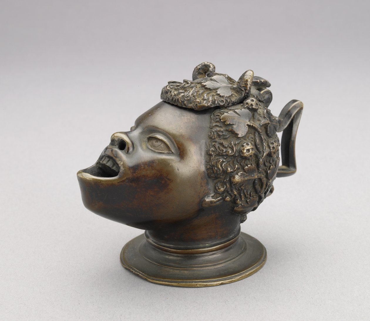 Lámpara o tintero en forma de cabeza de un niño africano; tapa con bisagras y asa angular, c. 1510-30 de Severo da Ravenna
