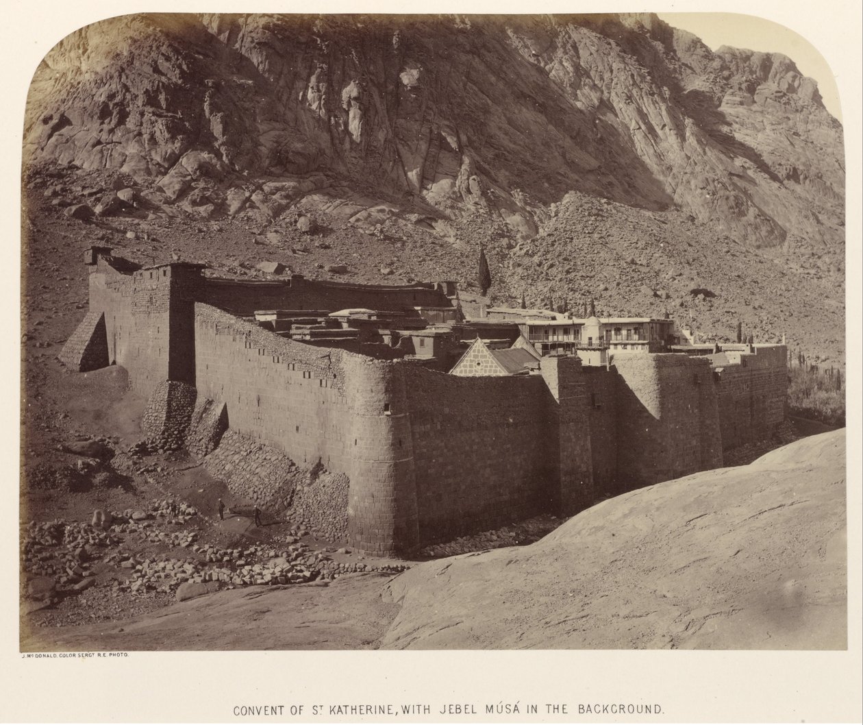 Convento de Santa Catalina, con Jebel Músá en el fondo de Sgt. James M. McDonald