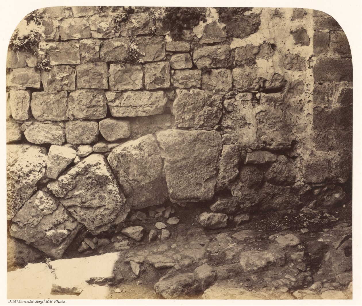 Parte de un Arco Antiguo en el Extremo Suroeste de los Bazar de Sgt. James M. McDonald