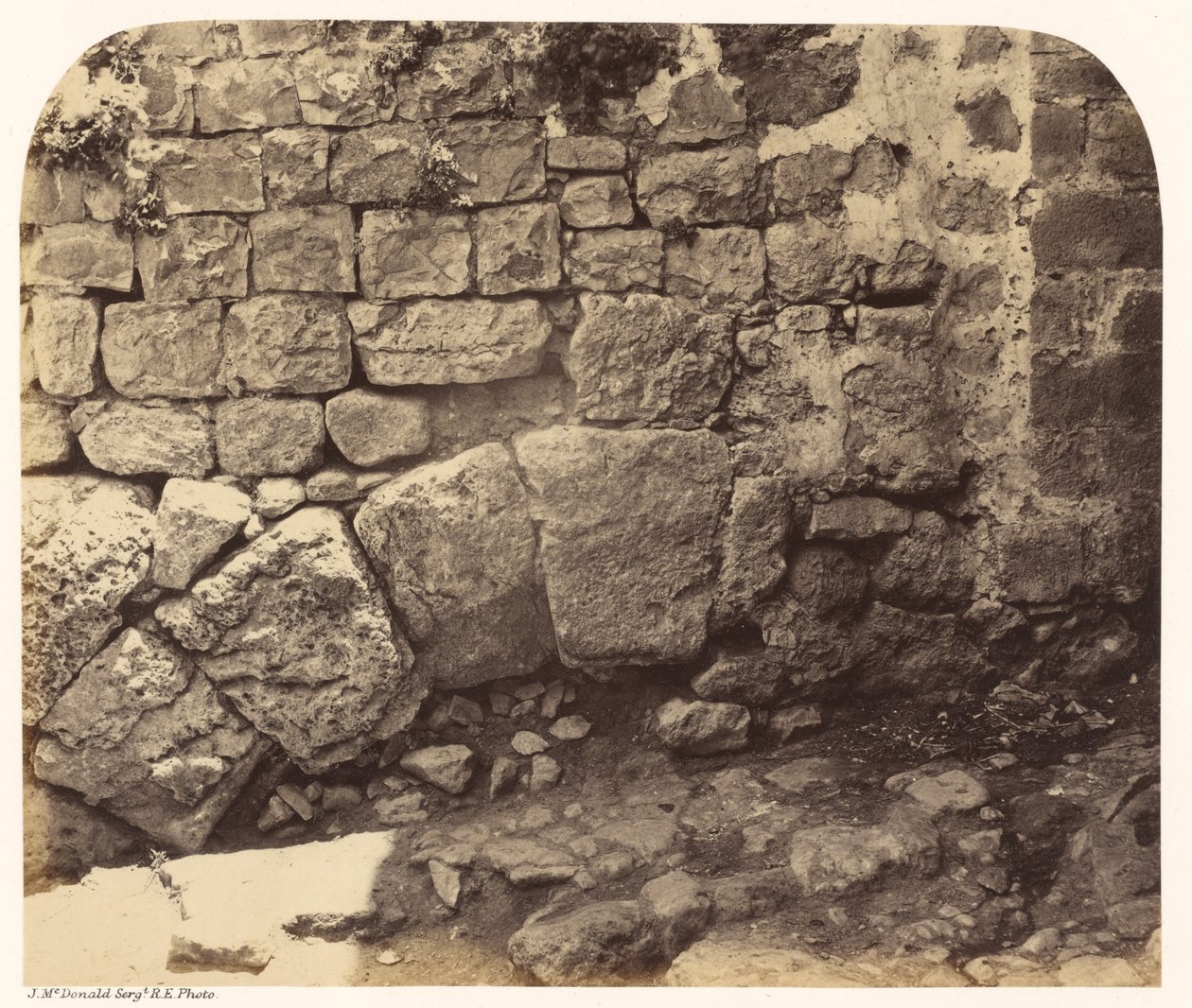 Porción de un antiguo arco en el extremo S.O. de los Bazares de Sgt. James M. McDonald