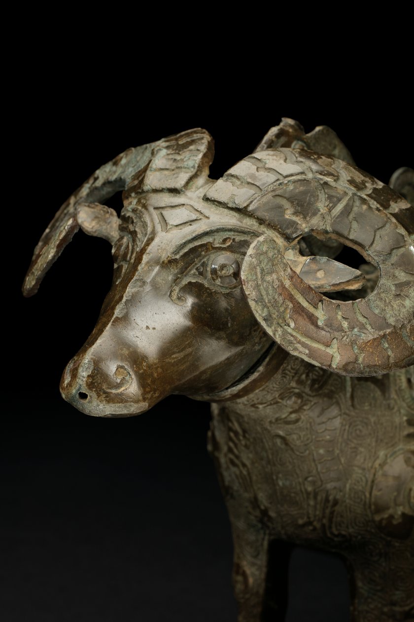 Vasija ritual en forma de carnero, Gong (bronce) de Shang Dynasty Chinese School