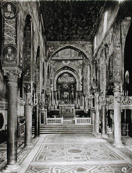 Vista interior de la nave de Sicilian School