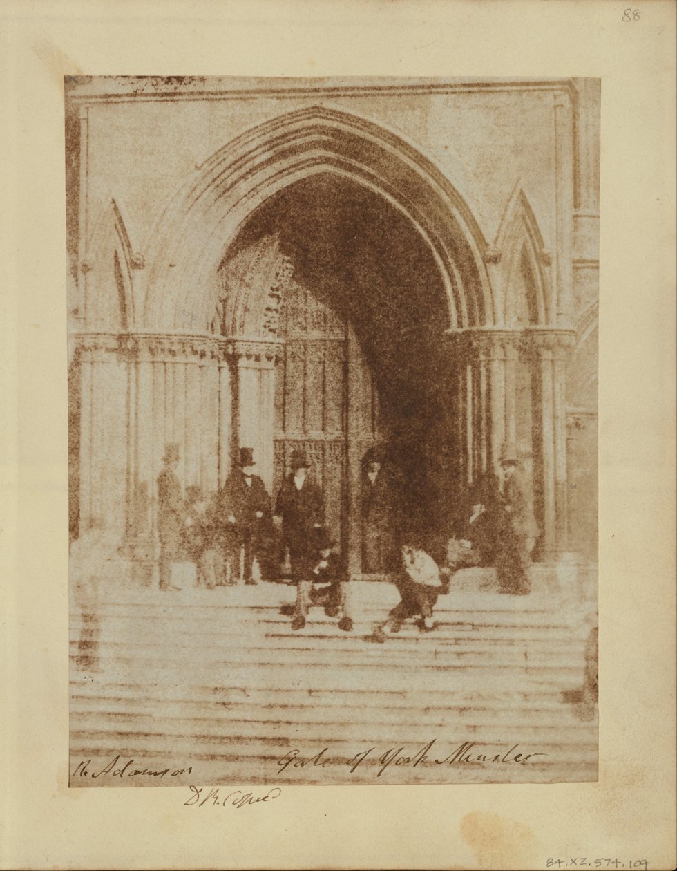 Un grupo de hombres en la entrada sur de la catedral de York de Sir David Brewster