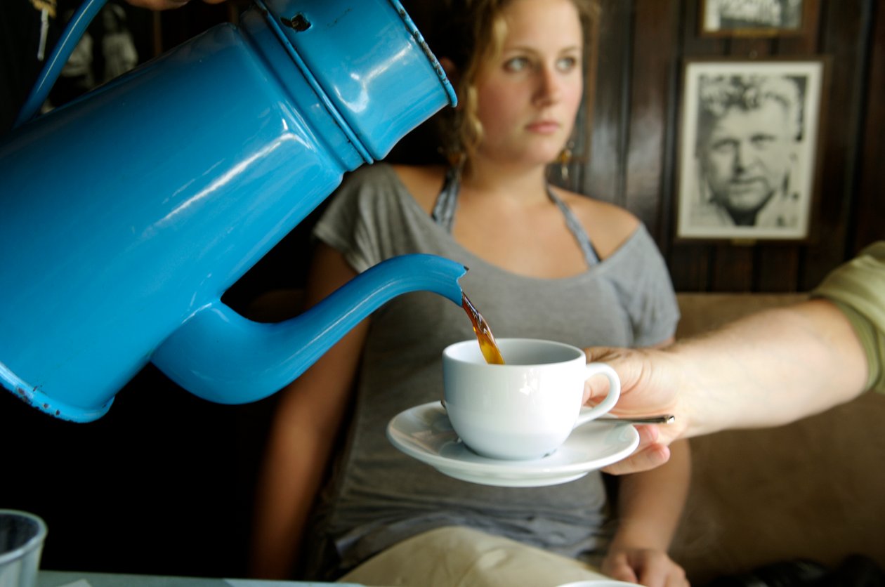 Café servido en una cafetera danesa antigua, Arhus, Dinamarca, 2022 (foto) de Sisse Brimberg