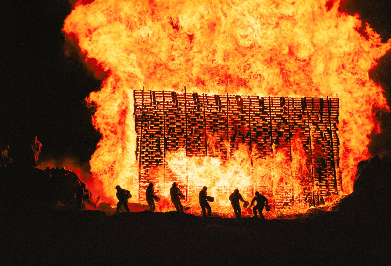 Los islandeses celebran el solsticio de verano al estilo vikingo con fuego, canciones y bebida. 2000 (foto) de Sisse Brimberg
