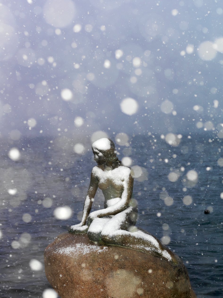 Tormenta de nieve sobre la estatua de La Sirenita de Edvard Eriksen, invierno en Copenhague Dinamarca, 2022 (foto) de Sisse Brimberg