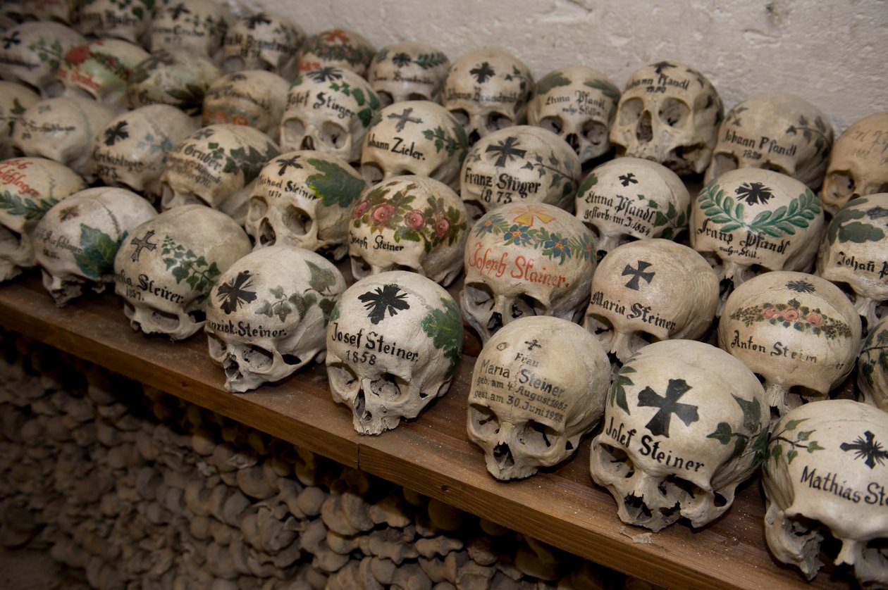 Algunos de los 600 cráneos de la "casa de los huesos", fechados entre 1720 y 1995, Hallstatt, Austria, 2022 (foto) de Sisse Brimberg