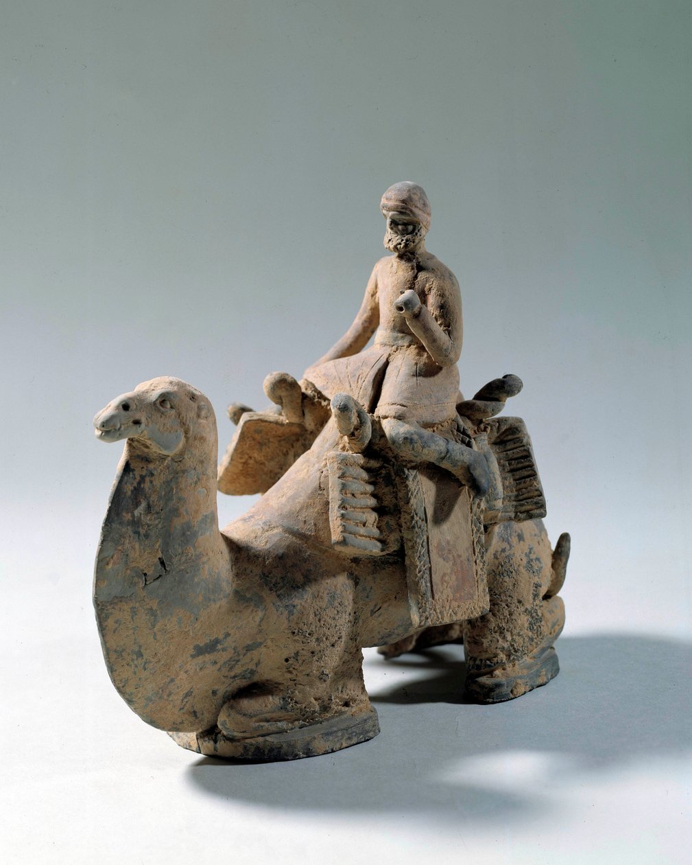 Civilización sogdiana: camello y camello, transporte de seda (estatua funeraria de terracota) de Sogdian Sogdian