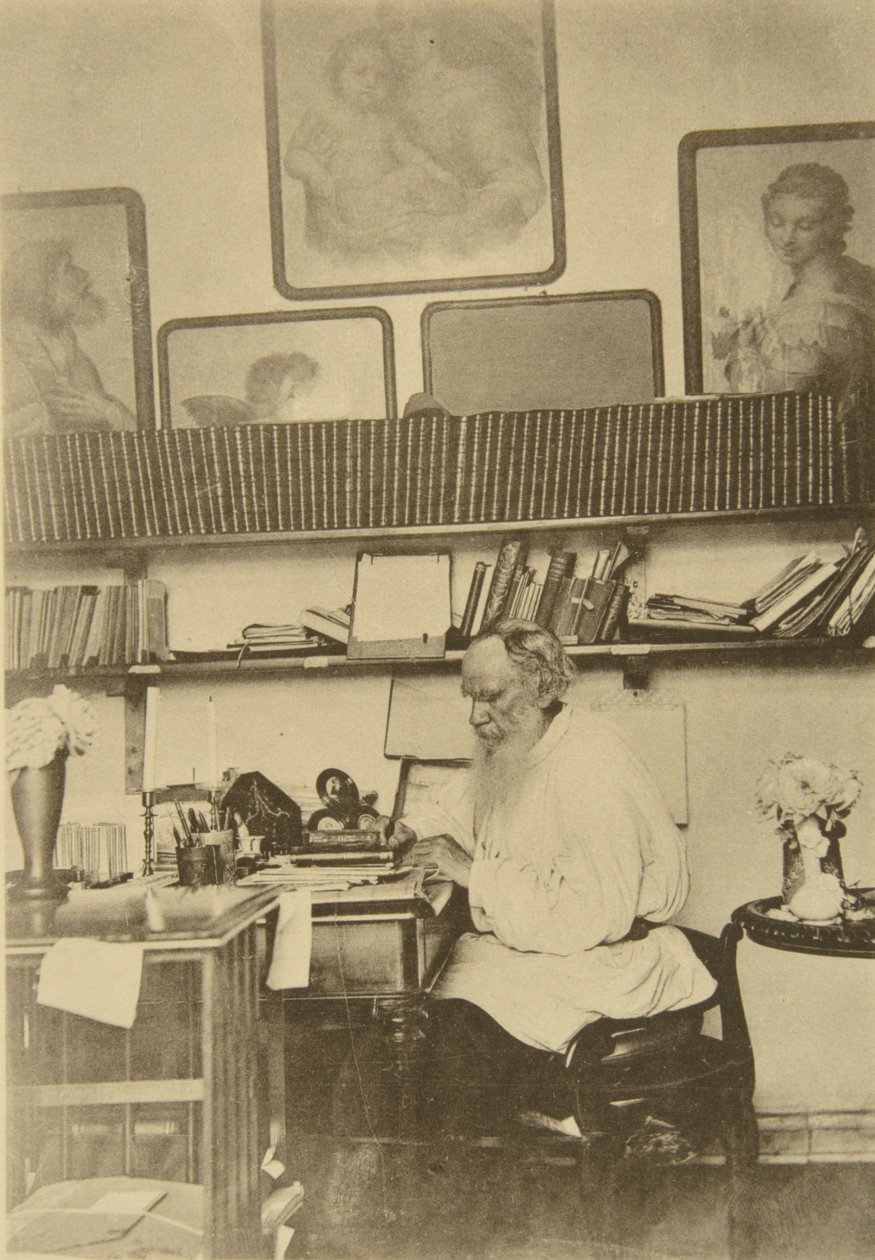 El autor ruso León Tolstói trabajando, 1890s de Sophia Andreevna Tolstaya