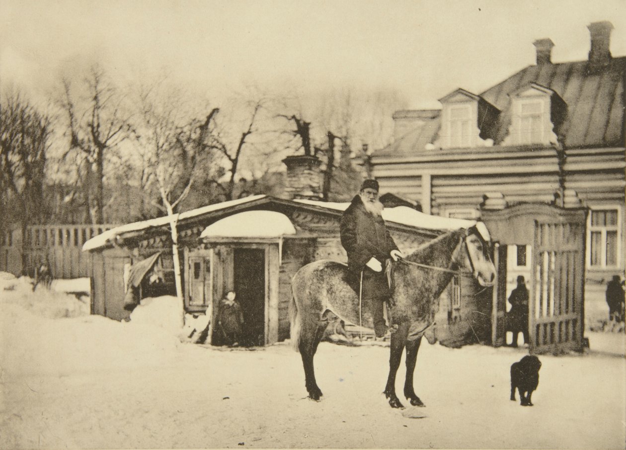 El autor ruso Leo Tolstoy a caballo, Moscú, Rusia, 1900s de Sophia Andreevna Tolstaya