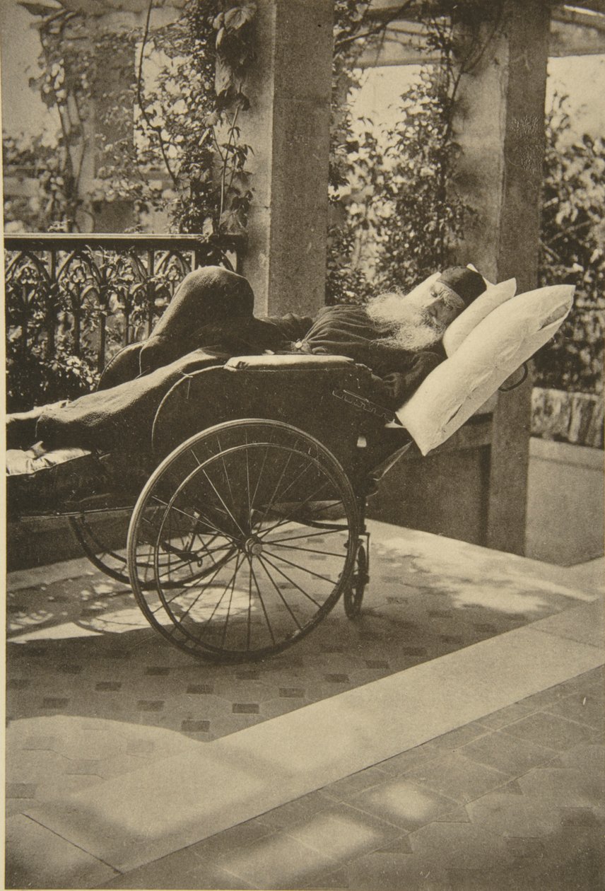 El autor ruso León Tolstói recuperándose en Gaspra, Crimea, Rusia, 1902 de Sophia Andreevna Tolstaya