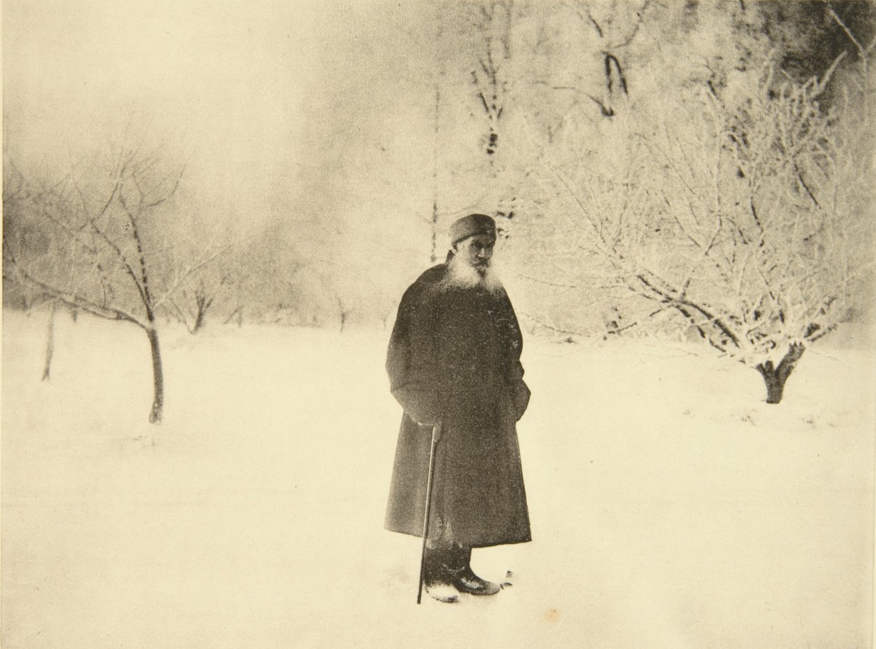 El autor ruso León Tolstói dando un paseo invernal, 1900s de Sophia Andreevna Tolstaya