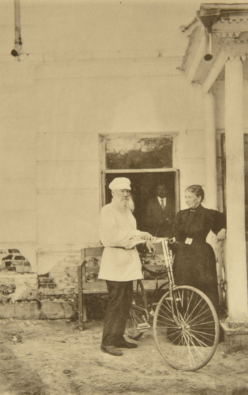El autor ruso Leo Tolstoy con una bicicleta, Rusia, 1890s de Sophia Andreevna Tolstaya