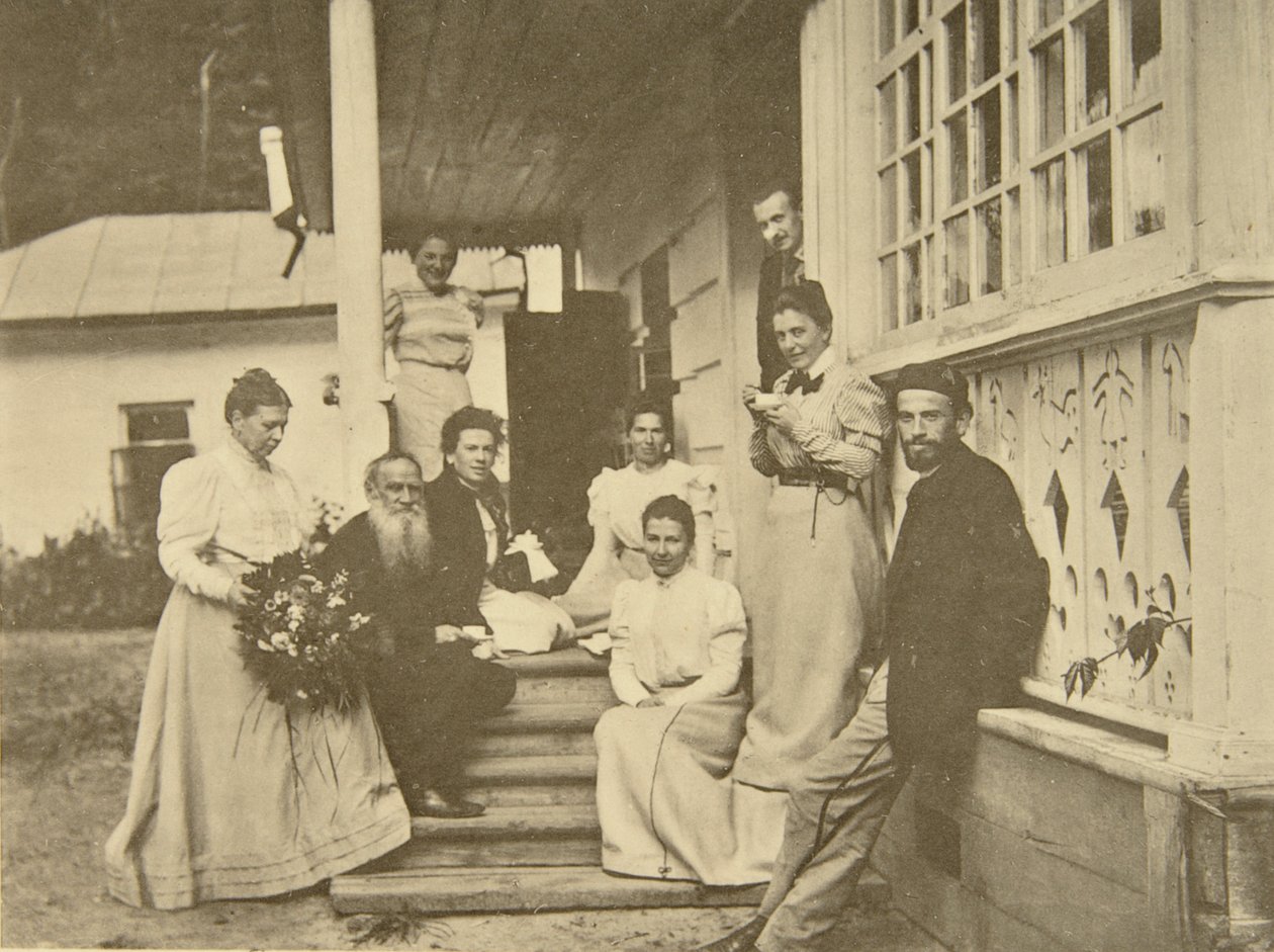 El autor ruso León Tolstói con su familia en el cumpleaños de su esposa, Rusia, 1900s de Sophia Andreevna Tolstaya