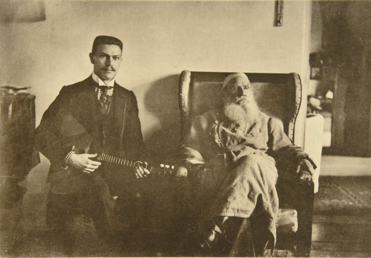 El autor ruso Leo Tolstoy con el balalaika Boris Troyanovsky, Rusia, 1909 de Sophia Andreevna Tolstaya