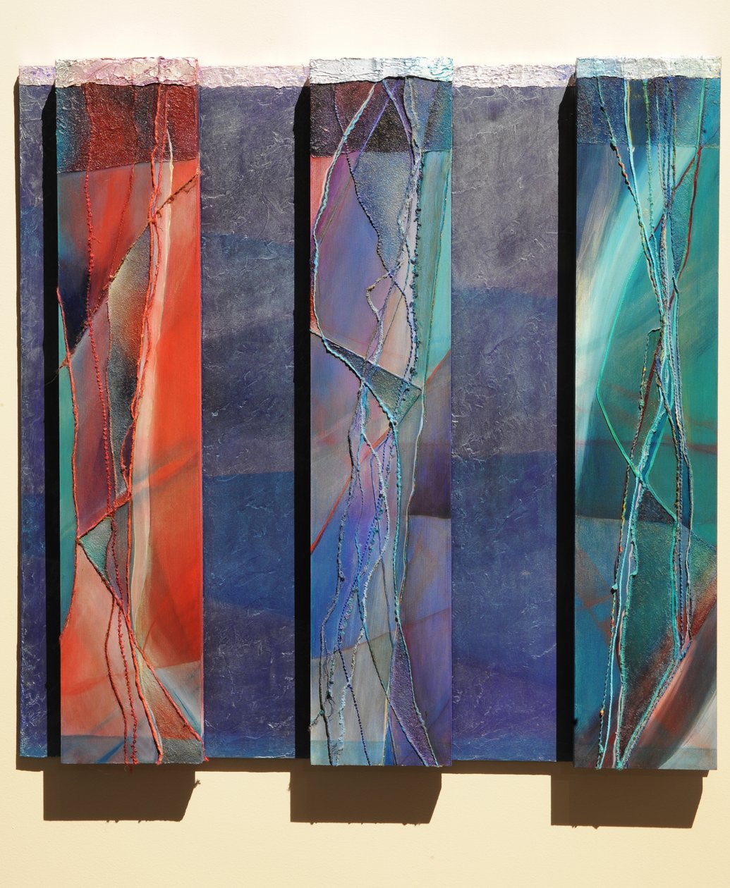 Los Reyes Magos, 2007 (panel, pigmento, dorado de plata, textil, polvo de mármol, textura, resina) de Sophie Hacker