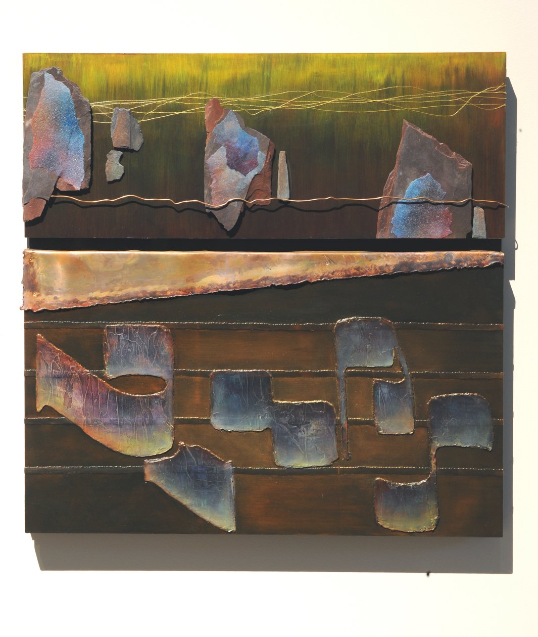 La palabra, 2007 (panel, cobre, hilo de oro, plomo, pizarra, papel de lija, pigmento) de Sophie Hacker