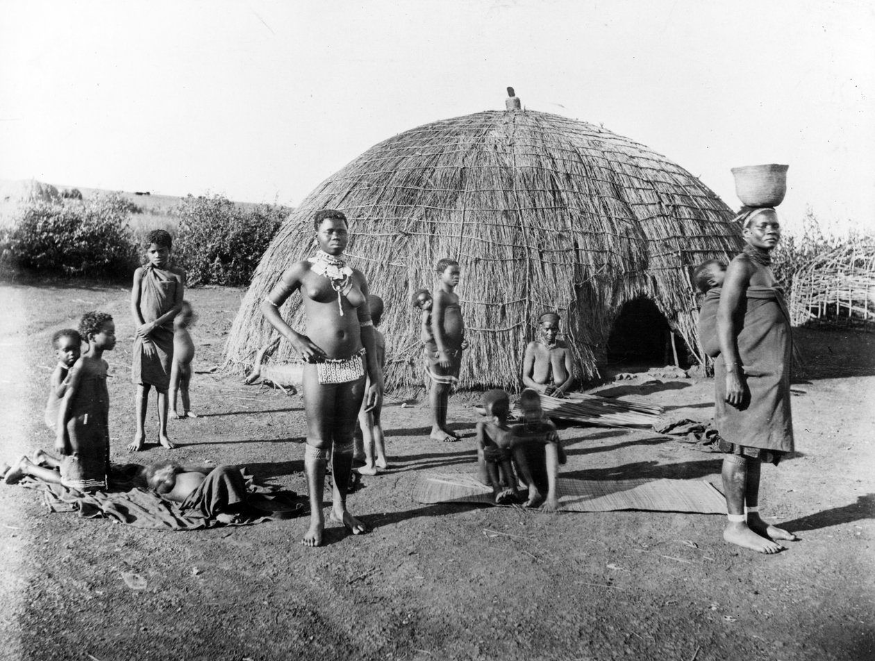 Haciendo esteras en Zululandia, c.1895 de South African Photographer