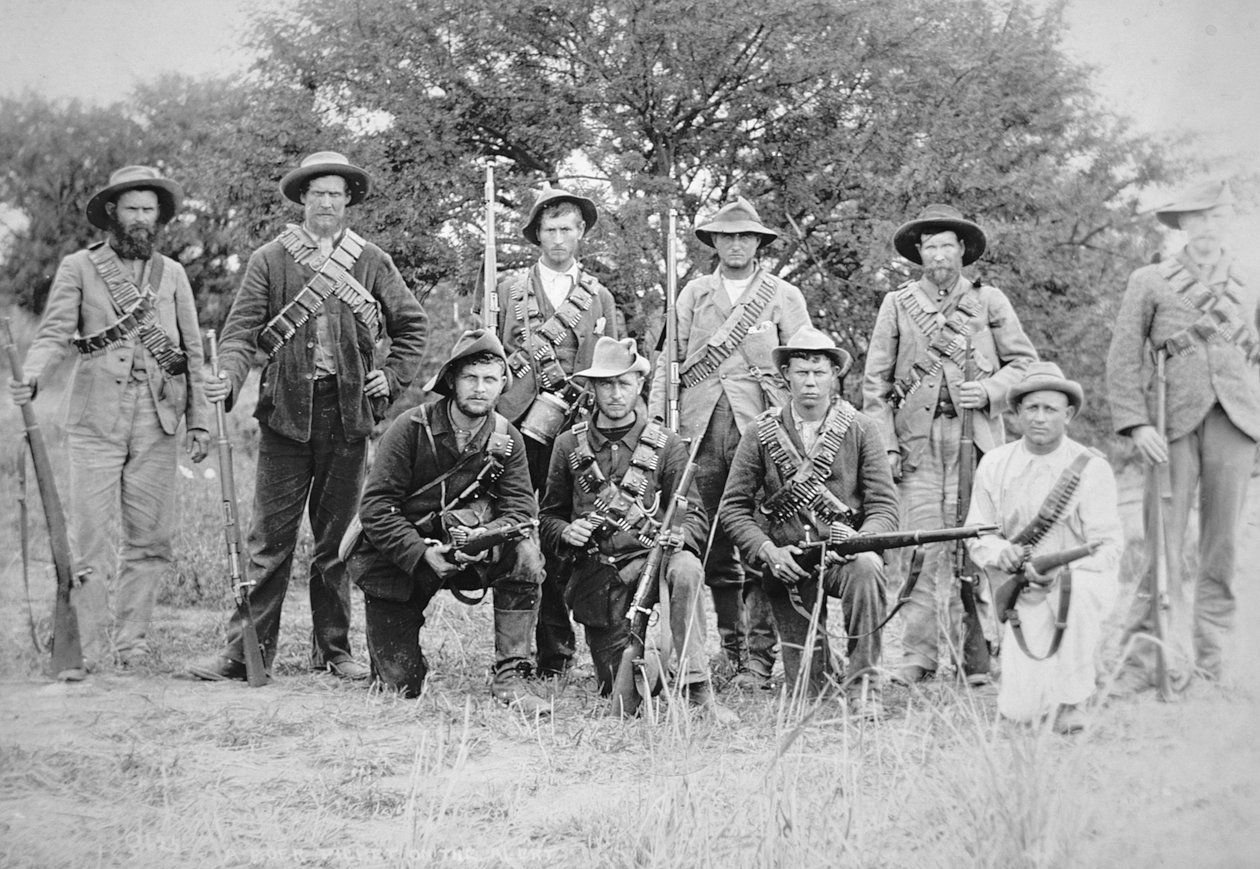 Comandos bóer armados con el rifle alemán Mauser Modelo 1895 de South African Photographer