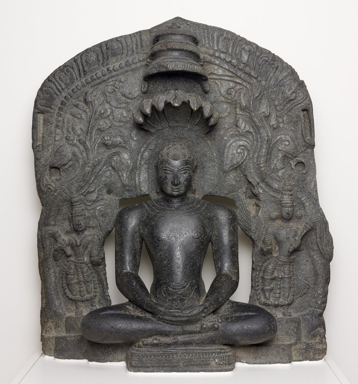 Jaina Tirthankara Parshvanatha con capucha de serpiente sentado en meditación (Dhyanamudra), de Karnataka, India de South Indian School
