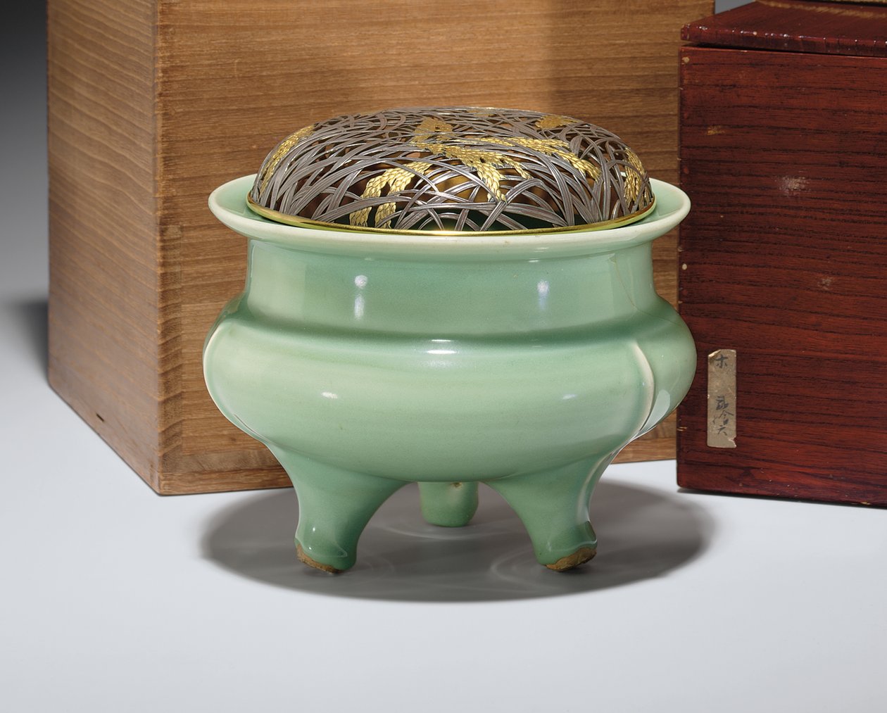 Gran incensario trípode Longquan celadón con tapa de metal japonés parcialmente dorado de Southern Song Dynasty Chinese School