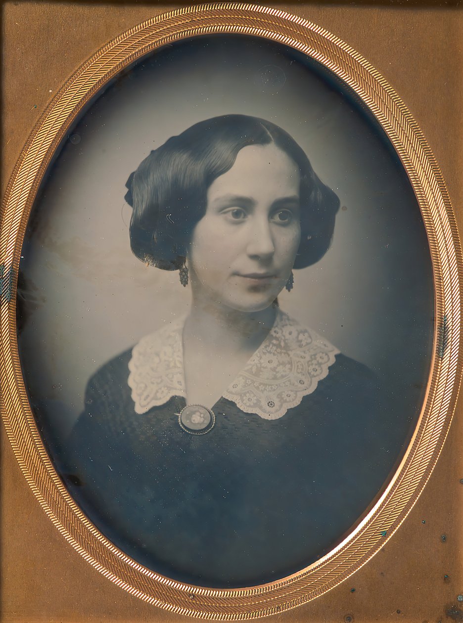 Joven Mujer con Collar de Encaje y Broche de Southworth and Hawes.