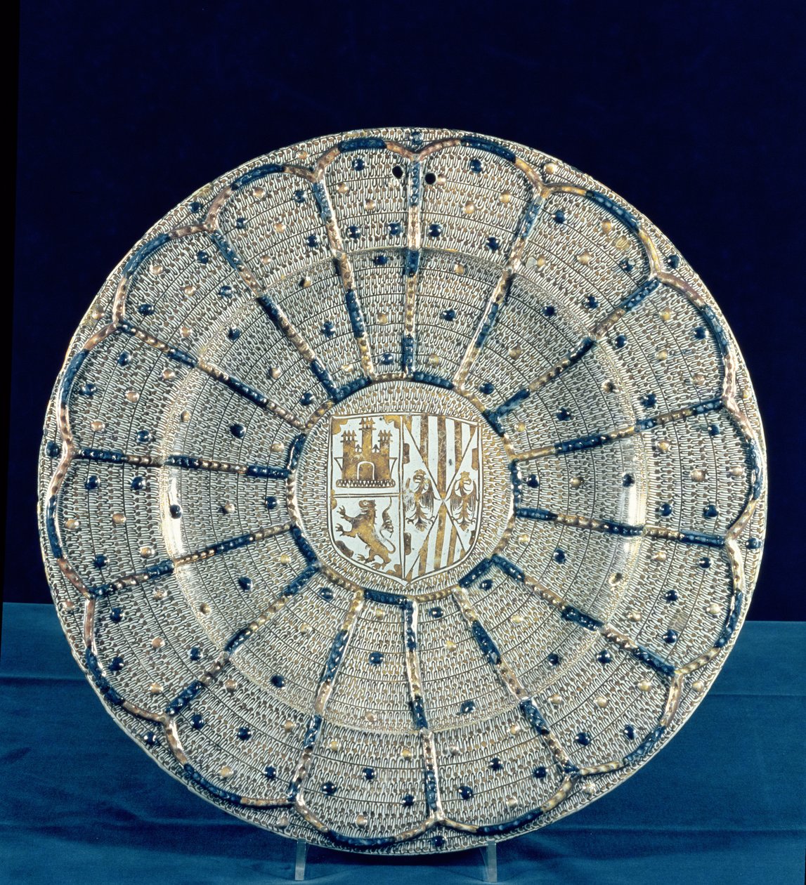 Plato de Manises, con los escudos de armas de Fernando de Aragón e Isabel de Castilla, 1496 de Spanish School