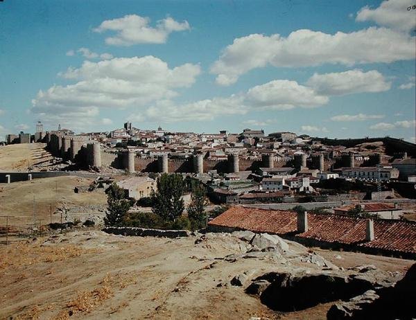 Vista panorámica de las antiguas murallas de la ciudad, siglos XI-XII de Spanish School