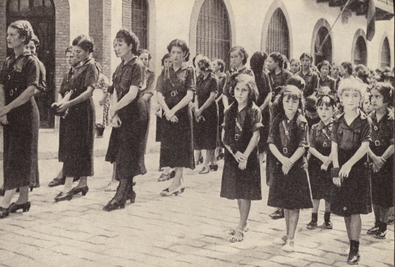 Sección femenina del movimiento falangista en España bajo el régimen de Francisco Franco (foto en blanco y negro) de Spanish Photographer