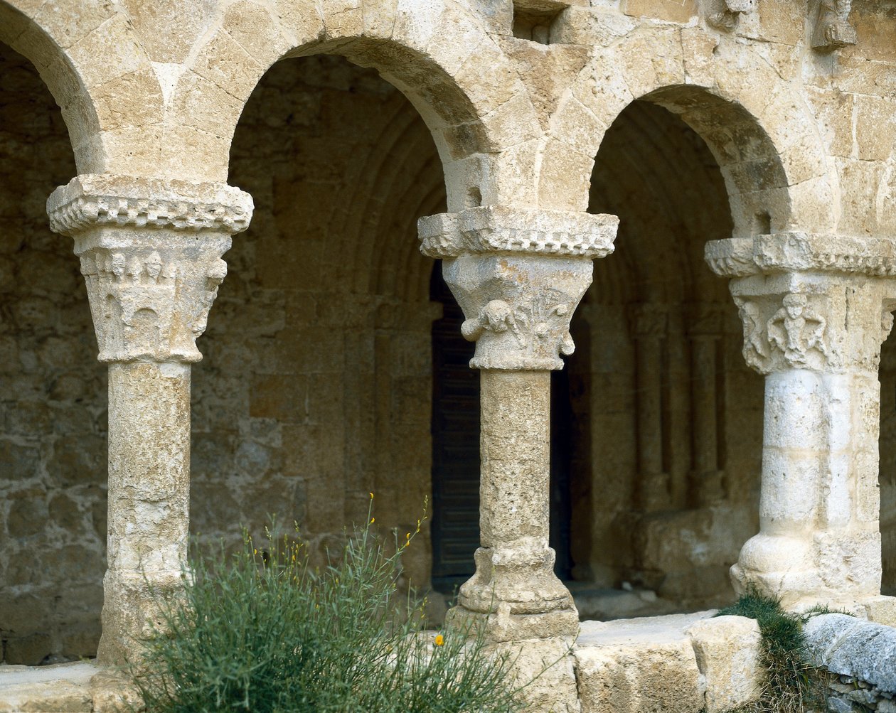 Arcadas del atrio, Iglesia de San Miguel, San Esteban de Gormaz, España, arquitectura de los siglos XI-XII (foto) de Spanish School