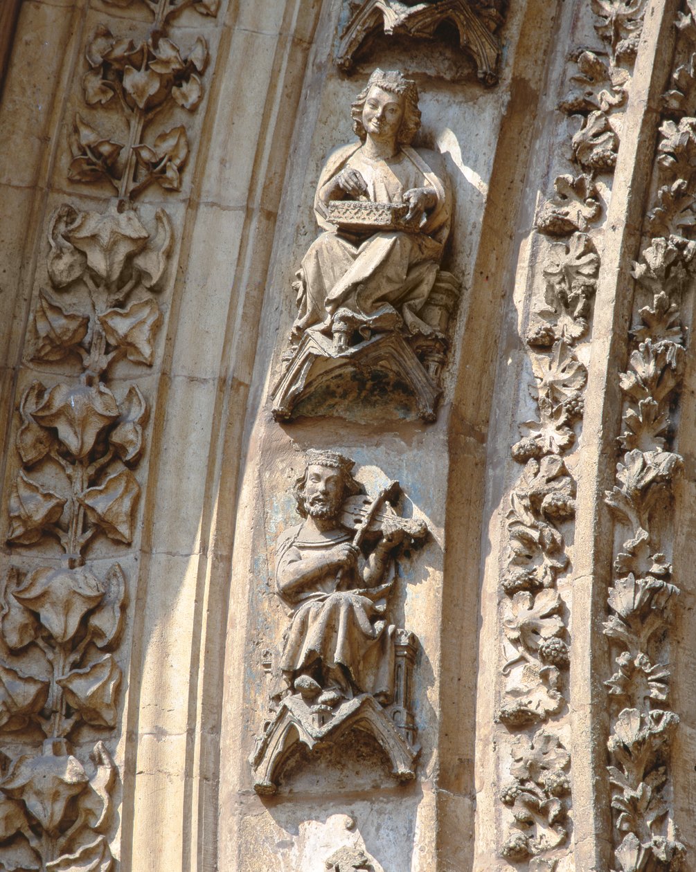 Archivolta del portal central de la fachada oeste, detalle de un violinista y un tocador de cítara, c. 1350-1400 (alto relieve) de Spanish School