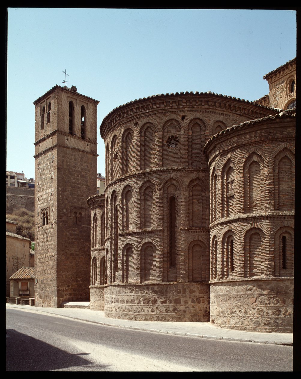 Arte mudéjar: vista del ábside de la iglesia Santiago de Arrabal, siglo XIII Toledo, España de Spanish School