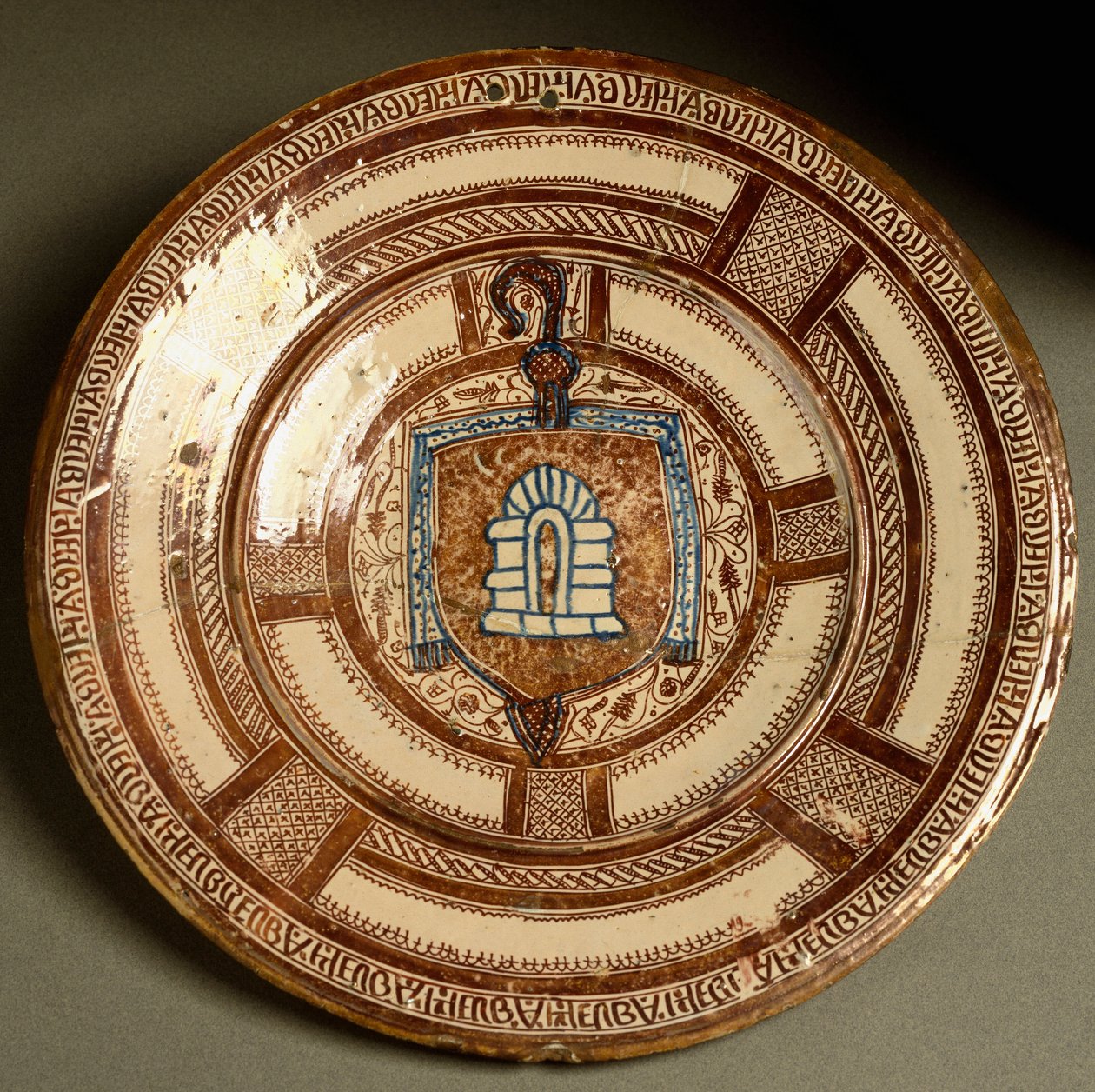 Blasón del abad de Poblet, abadía cisterciense en Cataluña. Plato de cerámica producido cerca de Valencia, España. Siglo XVI. Florencia, Museo Nazionale del Bargello de Spanish School