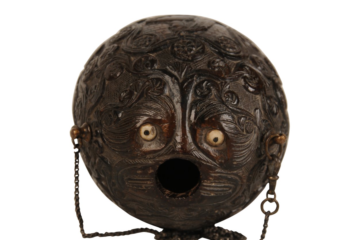 Frasco de pólvora tallado en coco, colonial español, principios del siglo XIX de Spanish School
