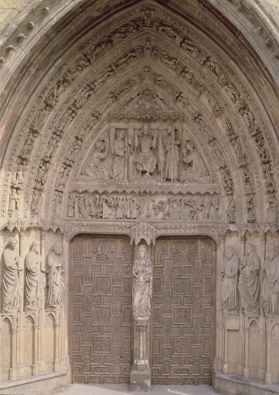 Portal central de la fachada oeste de Spanish School