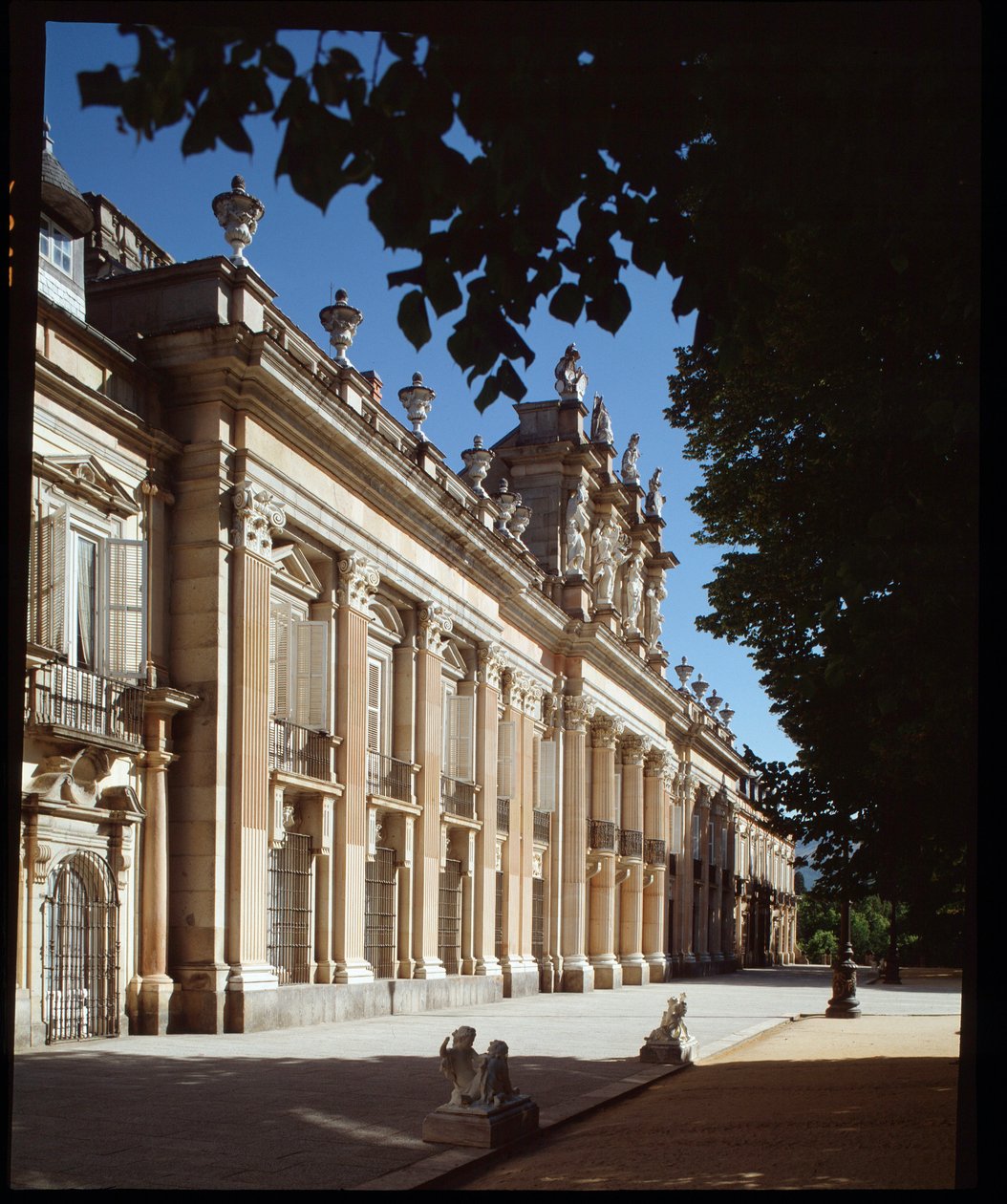 Fachada del Palacio Real de la Granja de San Ildefonso, residencia de verano de los reyes de España de Spanish School
