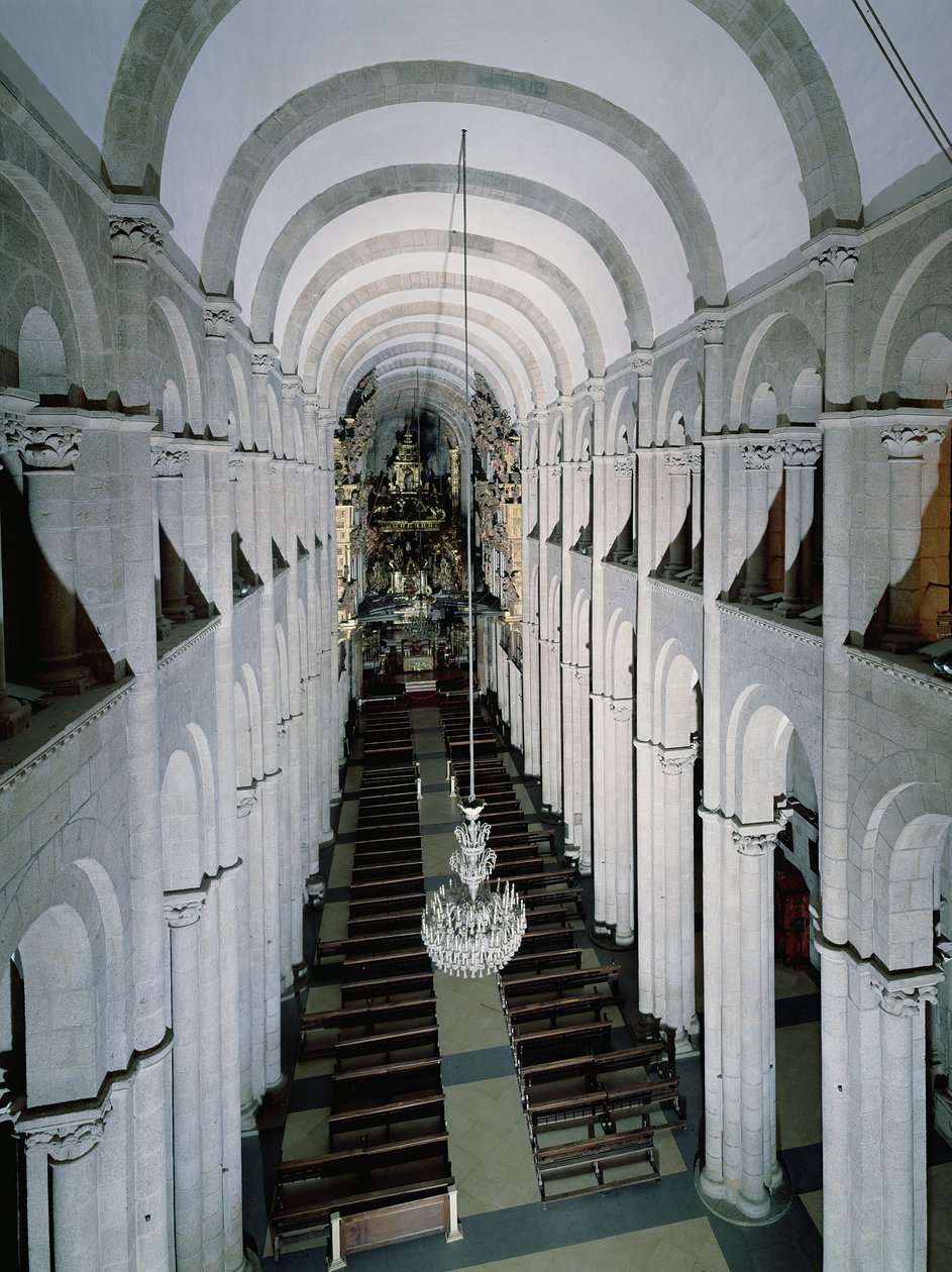 Interior de la catedral comenzada en 1078 de Spanish School