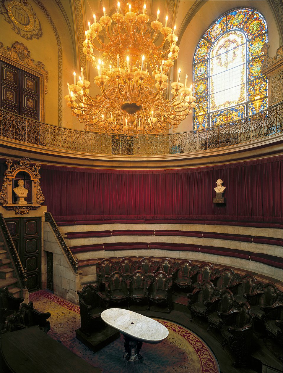 Vista interior del anfiteatro de la Real Academia de Medicina, antiguo colegio de cirugía fundado en 1699, Barcelona, España (foto) de Spanish School