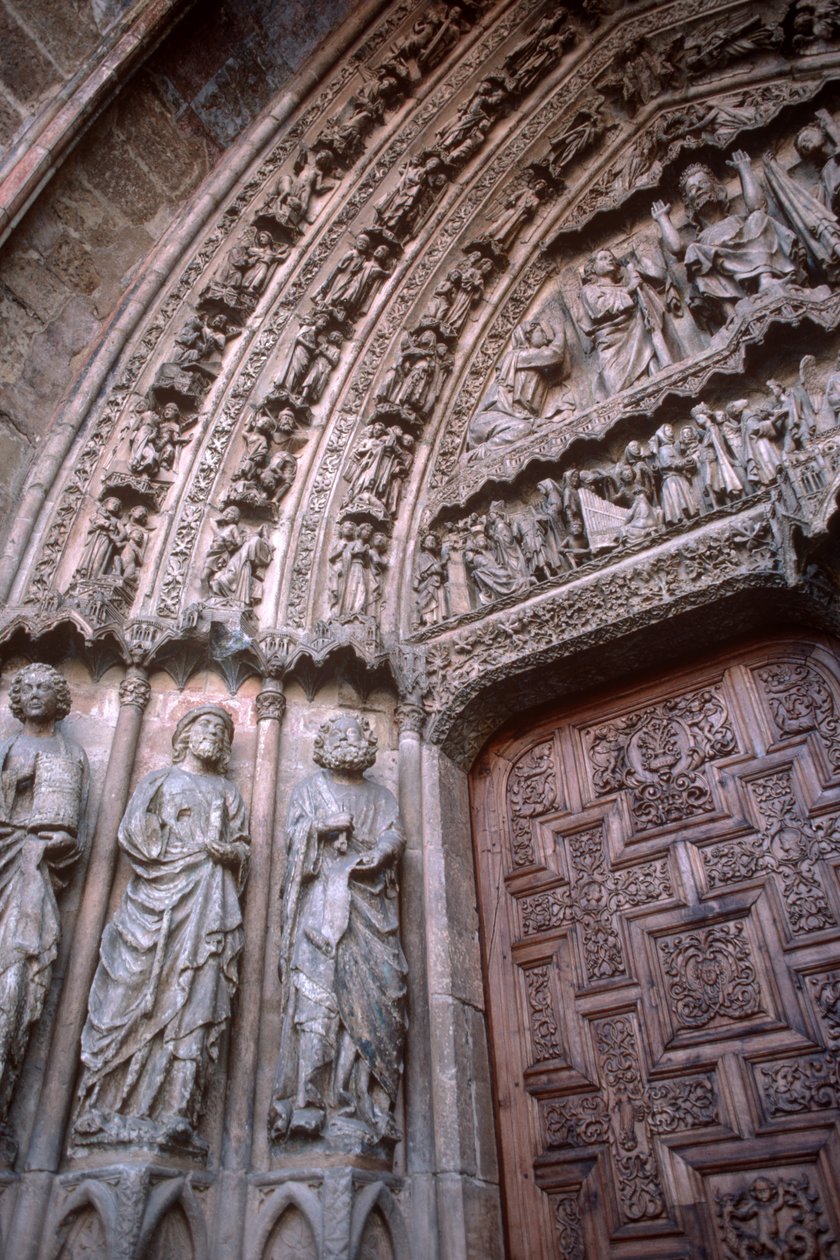 Esculturas de jambas del portal central en la fachada oeste de Spanish School