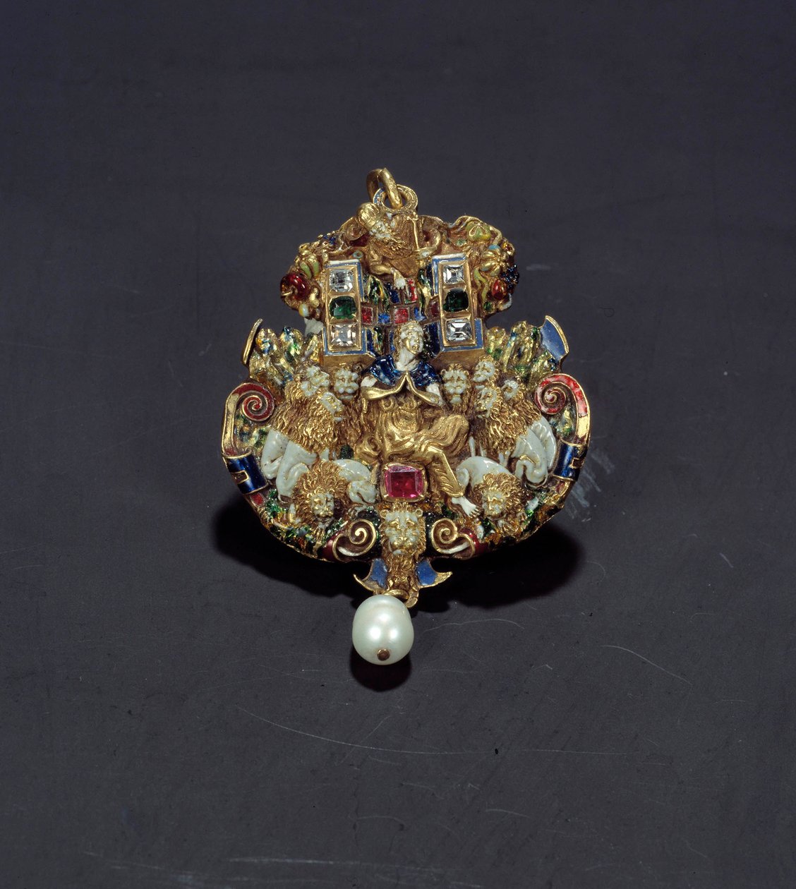 Joyería: colgante de diamantes, esmalte sobre oro redondo, esmeralda y perla representando a Daniel en el foso de los leones de Spanish School