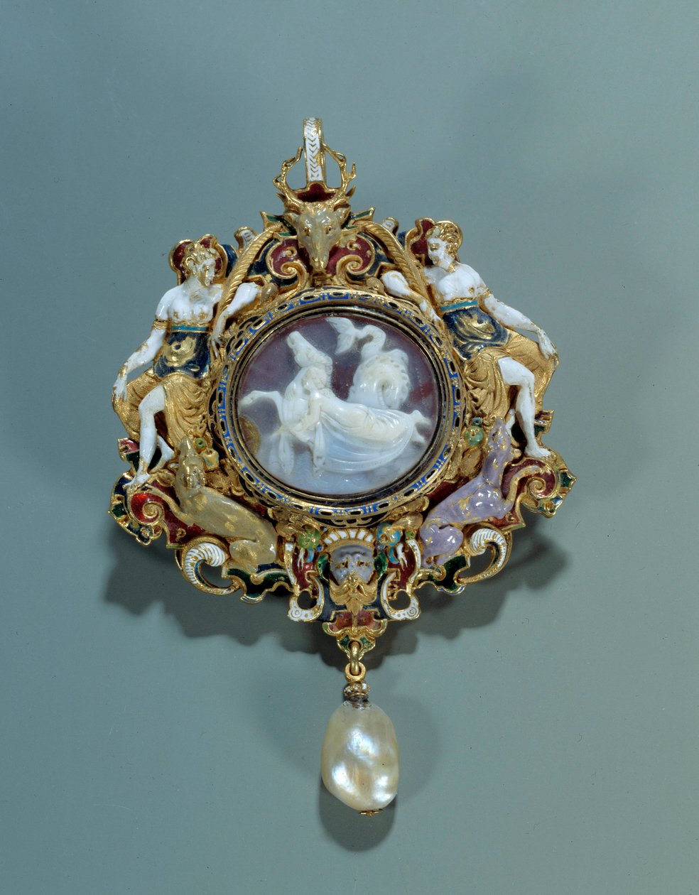 Joyería: colgante de esmalte sobre oro redondo con un camafeo. 1550-1575. Dim. 0,12x0,72 m. París, Museo del Louvre de Spanish School