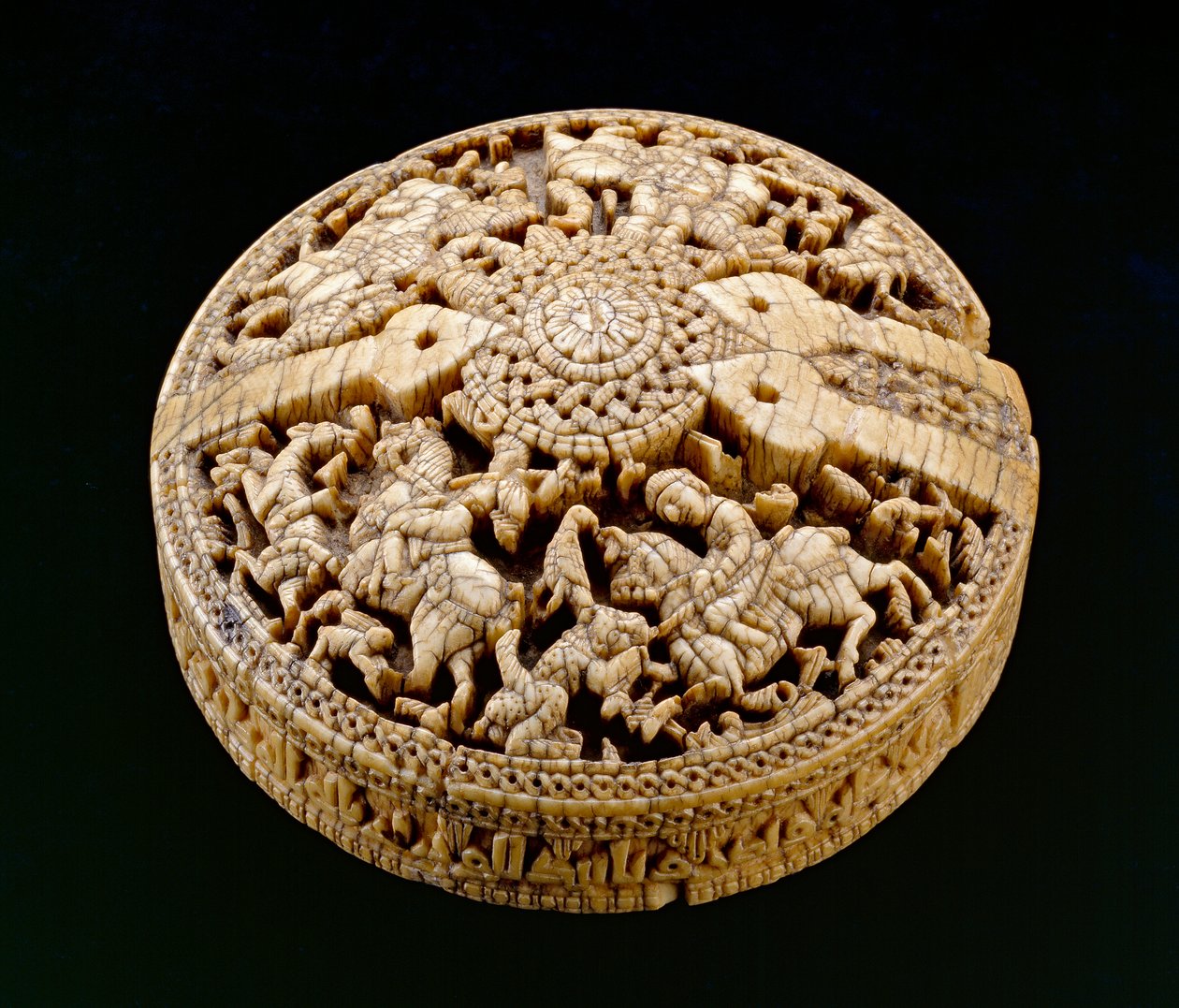 Tapa de un contenedor decorada con cuatro cazadores y animales, período omeya, 998-999 d.C. de Spanish School