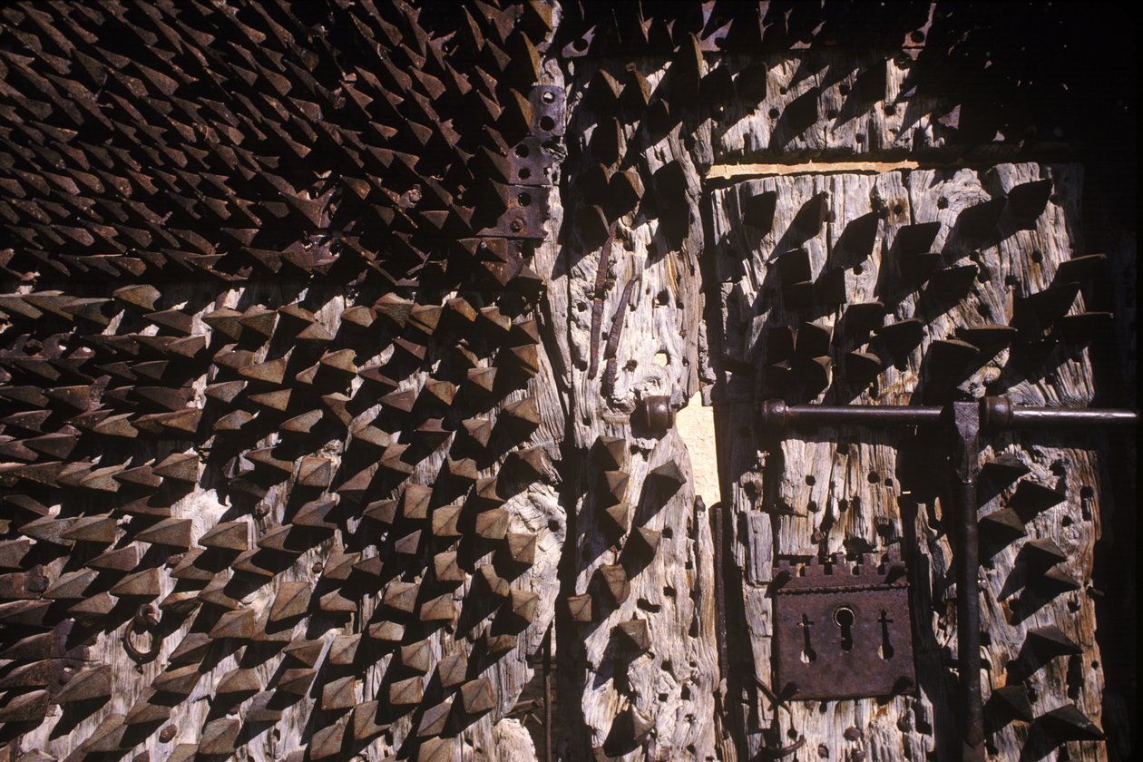 Púas de metal incrustadas en una puerta del castillo de Spanish School