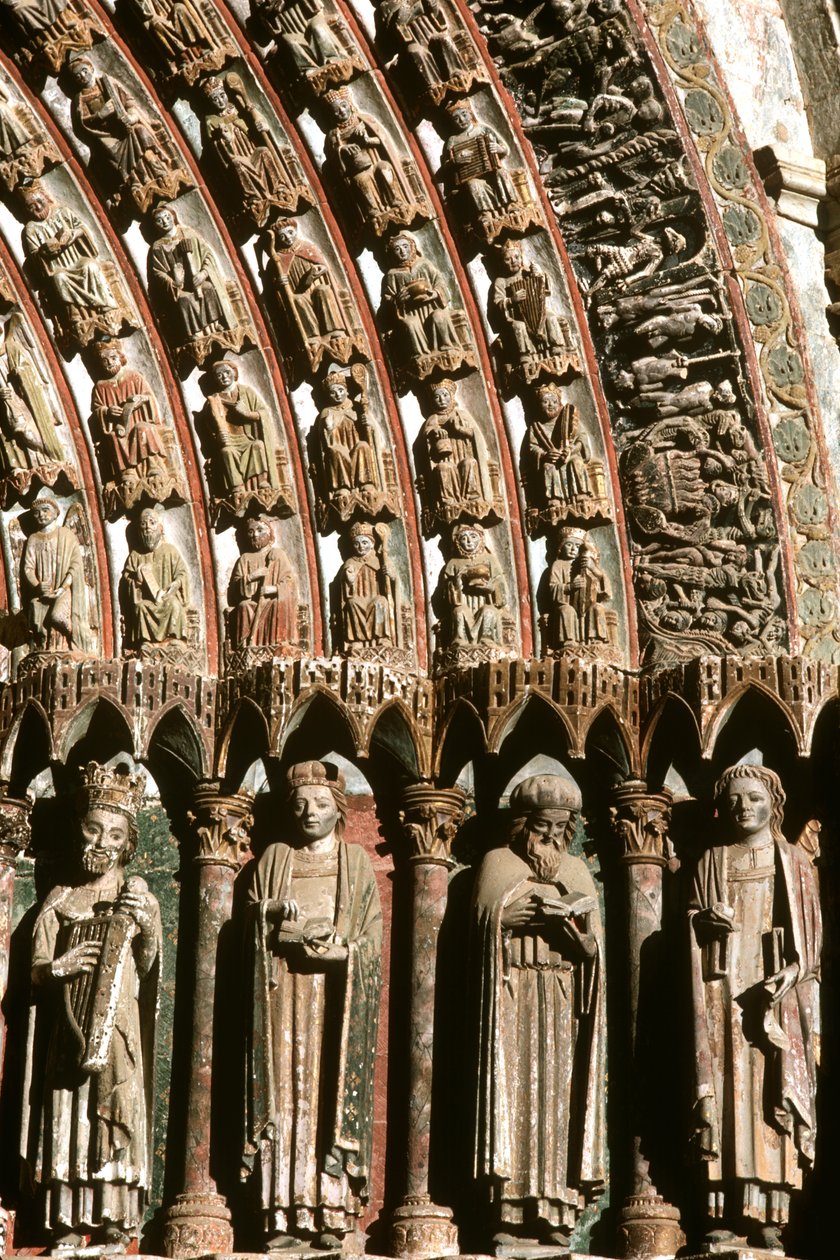 Esculturas de nicho y dovela del portal oeste de Spanish School